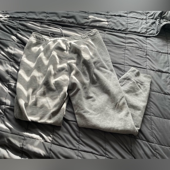 Nike Sportswear Essential Joggers - Picture 2 of 3